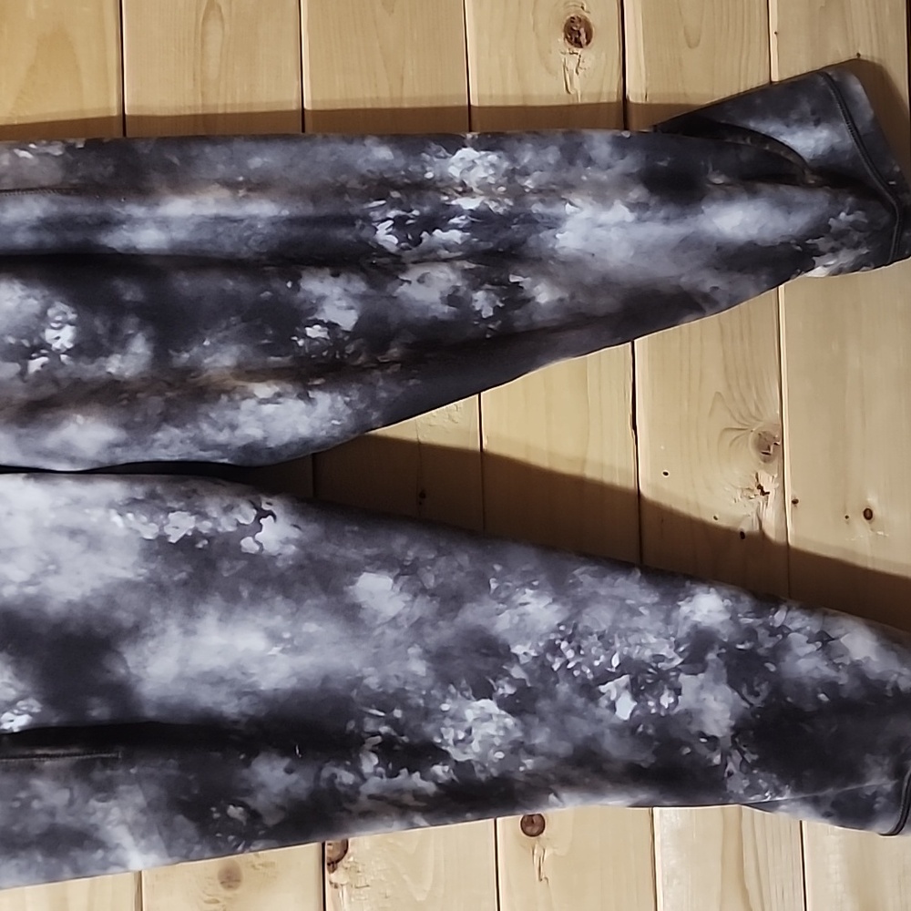 Athleta Salutation Capris Size Small - image 3